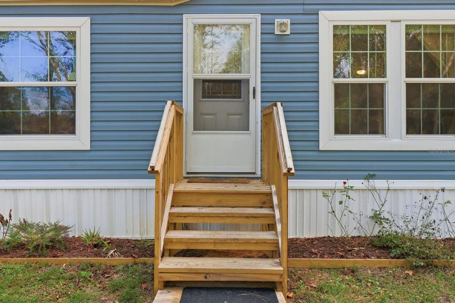 Exterior details and patio area of a home in , Dunnellon (Image 20).