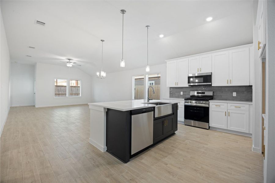 Furnished interior view inside a new home in Glendale Lakes, Rosharon (Image 8).