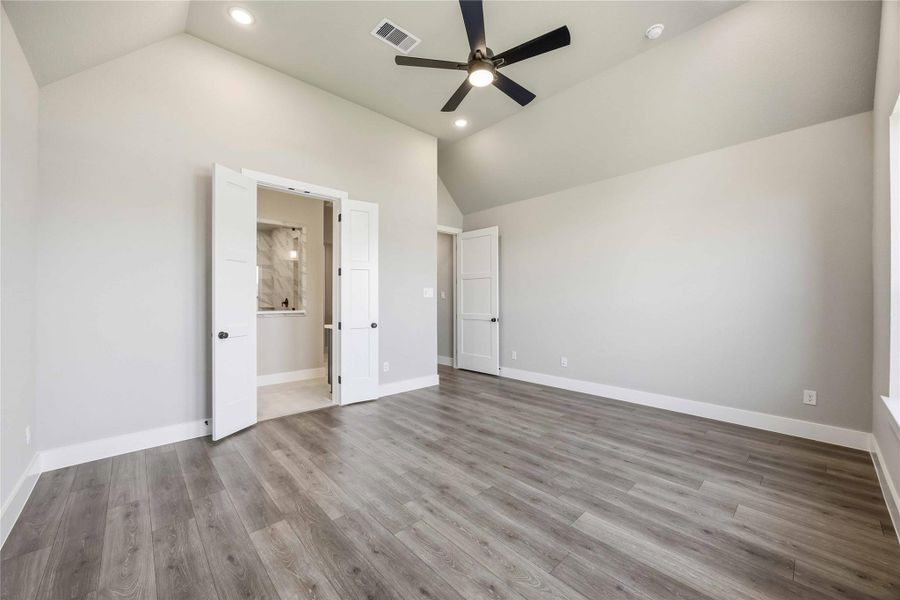 Spacious, unfurnished interior of a new home in Valencia, Manvel (Image 20).