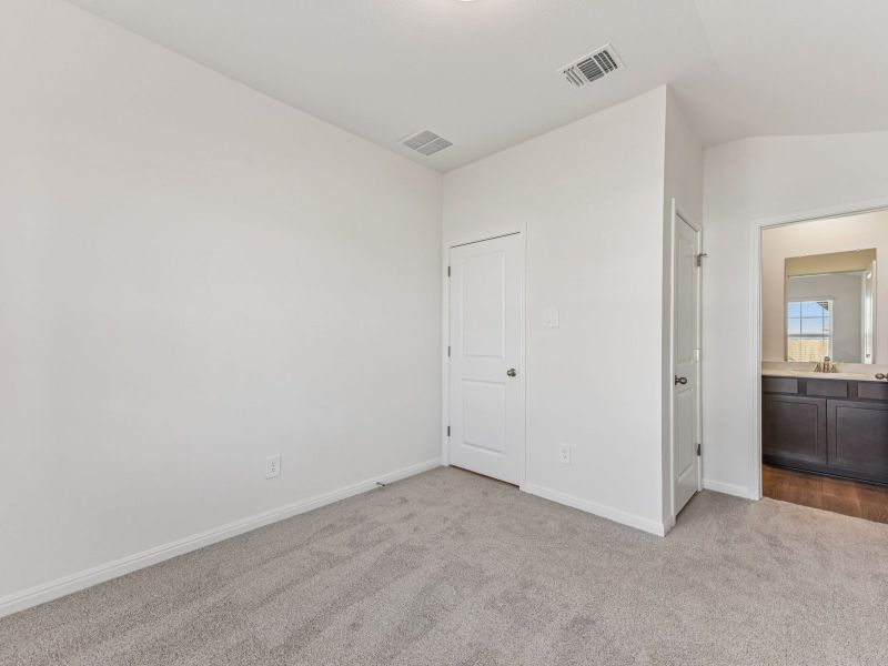 Spacious, unfurnished interior of a new home in Riverbend at Double Eagle - Reserve Collection, Cedar Creek (Image 13).