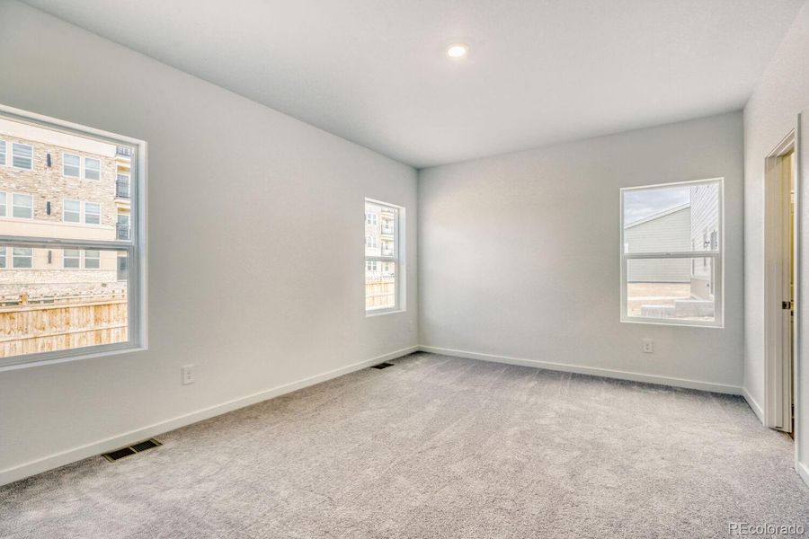 Spacious, unfurnished interior of a new home in Ledge Rock, Johnstown (Image 12).