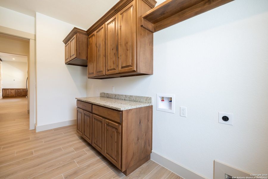 Furnished interior view inside a new home in , Bandera (Image 13).