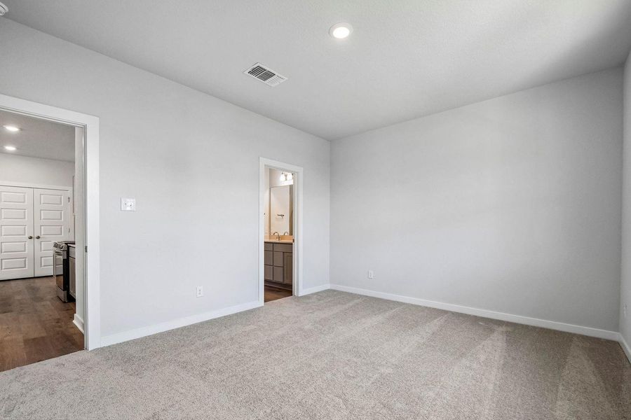 Spacious, unfurnished interior of a new home in Eastwood at Sonterra, Jarrell (Image 29). Spacious, unfurnished interior of a new home in Eastwood at Sonterra, Jarrell (Image 29).