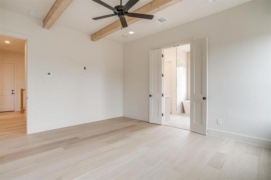 Spacious, unfurnished interior of a new home in , Lipan (Image 36).