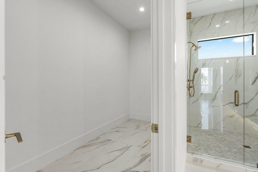 UPSTAIRS MASTER ENSUITE AND WALK IN UPSTAIRS MASTER ENSUITE AND WALK IN