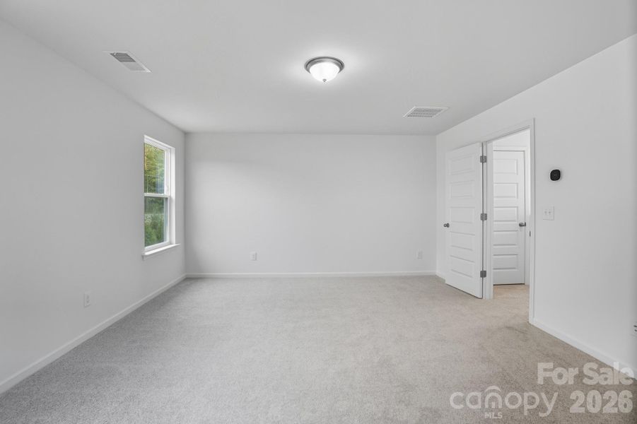 Spacious, unfurnished interior of a new home in Bellina, York (Image 25).