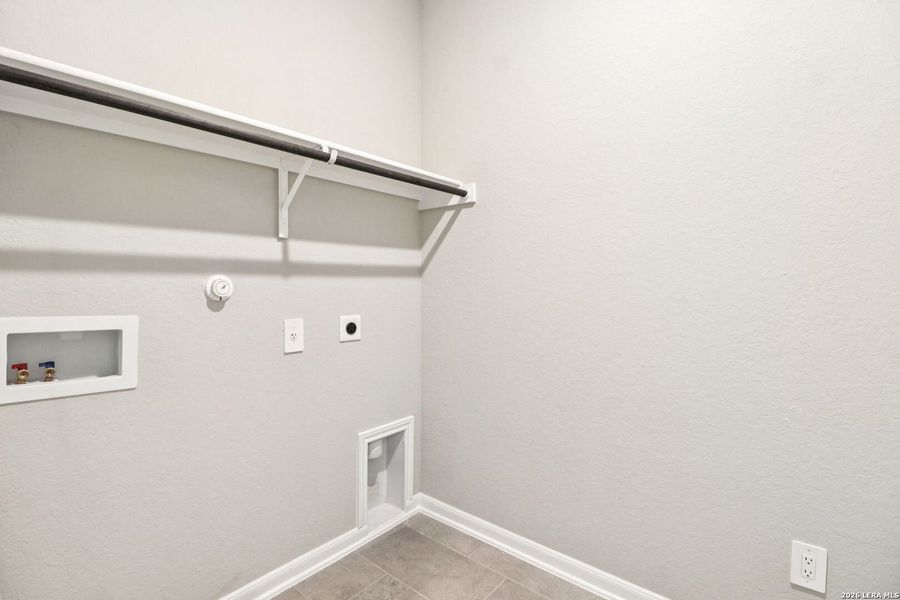 Spacious, unfurnished interior of a new home in Estancia Ranch - Classic Series, San Antonio (Image 39).