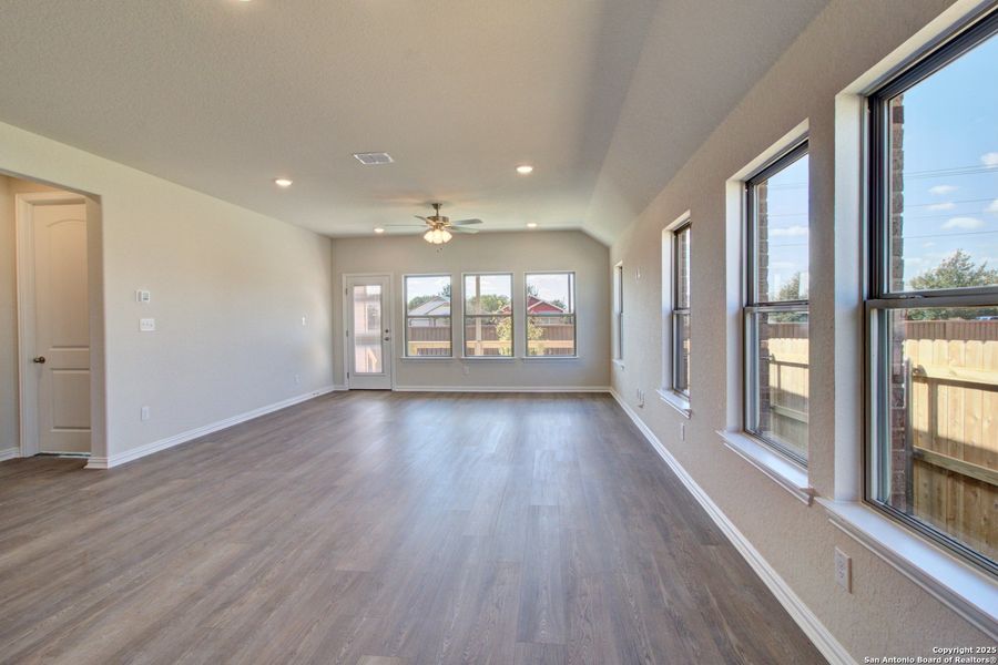 Spacious, unfurnished interior of a new home in Sunflower Ridge, New Braunfels (Image 20).