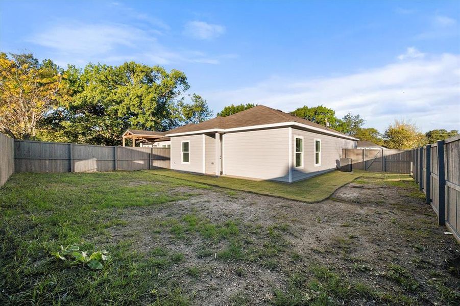 Exterior details and patio area of a home in , Corsicana (Image 16).