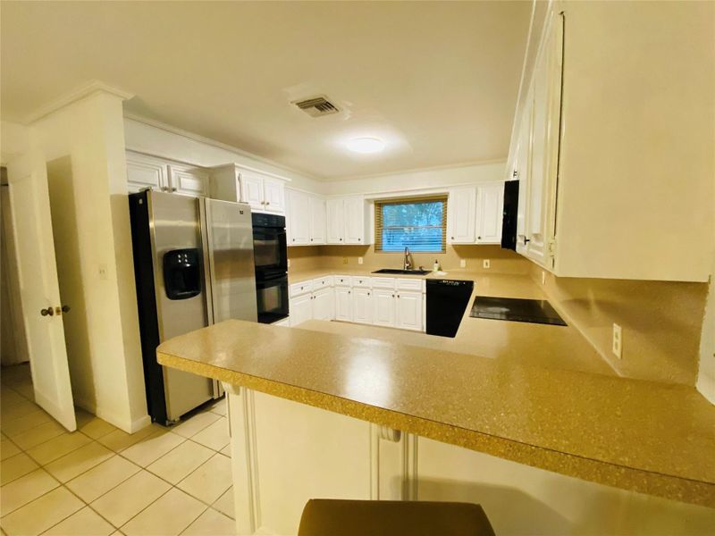 14216 - Kitchen from breakfast bar