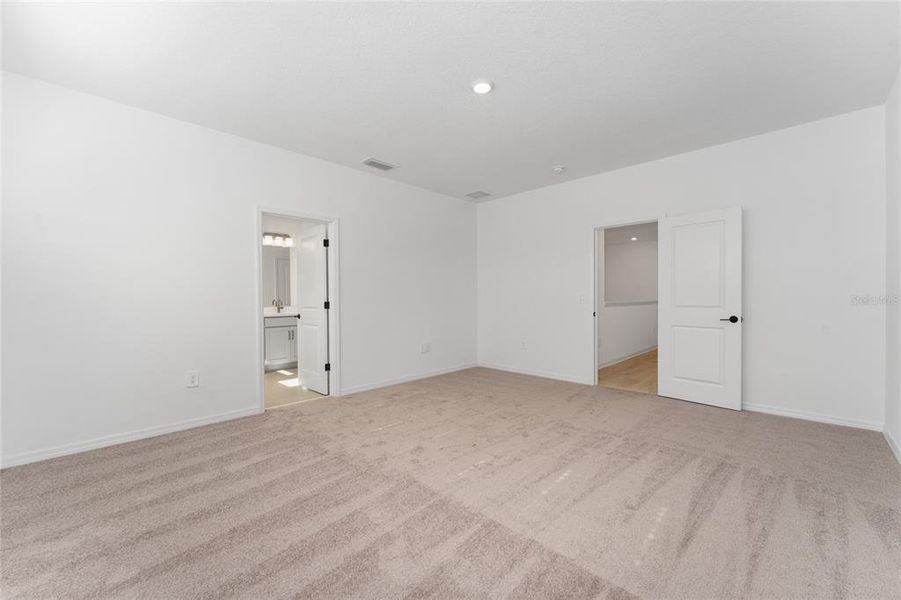 Spacious, unfurnished interior of a new home in , Winter Garden (Image 24).