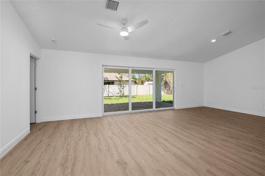 Spacious, unfurnished interior of a new home in , Port Charlotte (Image 14).