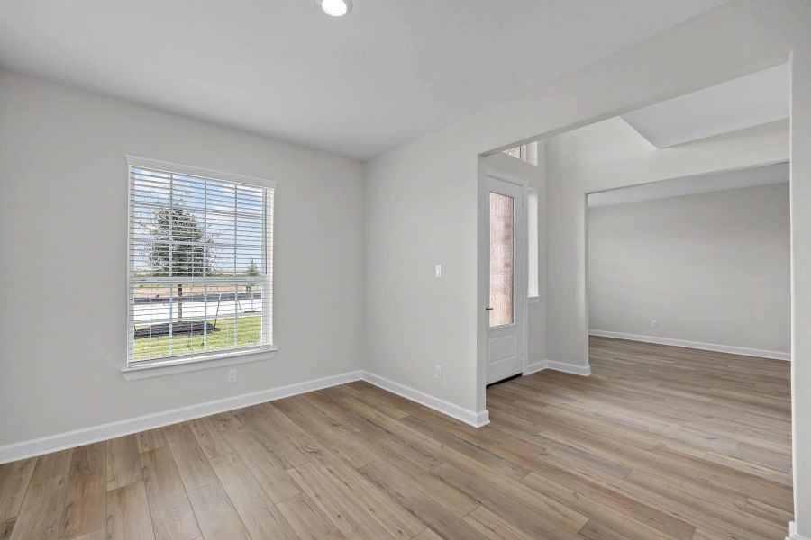 Spacious, unfurnished interior of a new home in Lago Mar, Texas City (Image 18).