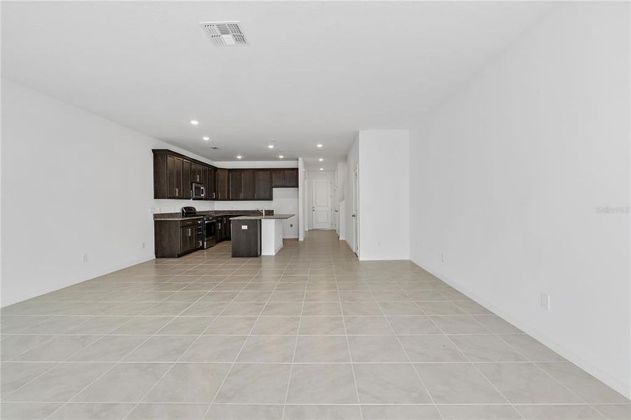 Spacious, unfurnished interior of a new home in Osprey Ranch Townhomes, Winter Garden (Image 24).