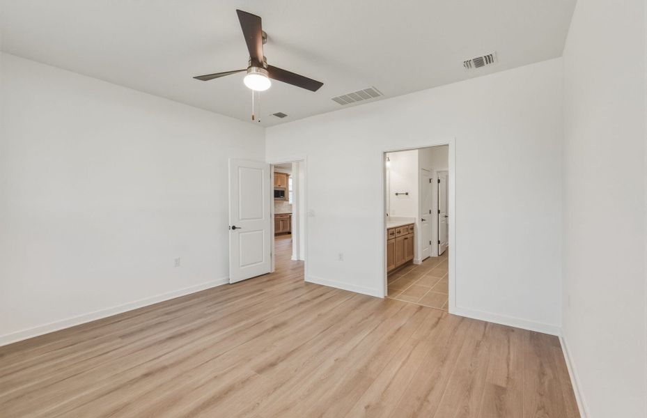 Spacious, unfurnished interior of a new home in Sun City Texas, Georgetown (Image 16).