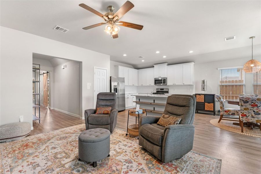 Furnished interior view inside a new home in Wedgewood Forest, Conroe (Image 5). Furnished interior view inside a new home in Wedgewood Forest, Conroe (Image 5).
