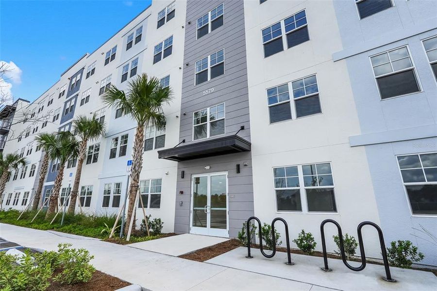 Condo located in Orlando, FL showcasing its design and architecture (Image 20).