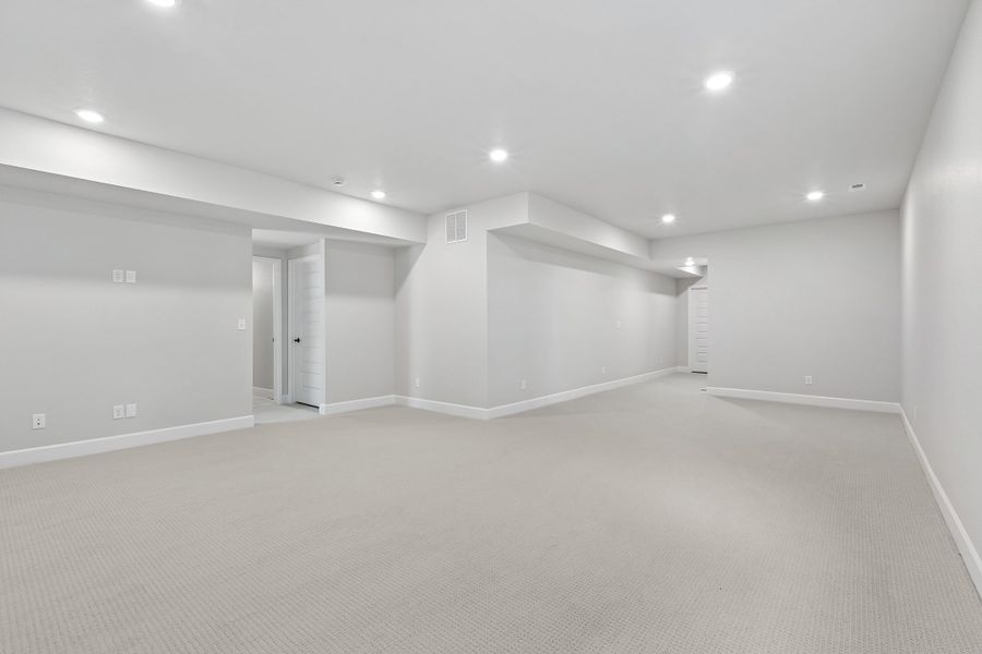 Spacious, unfurnished interior of a new home in Sterling Ranch, Littleton (Image 27).