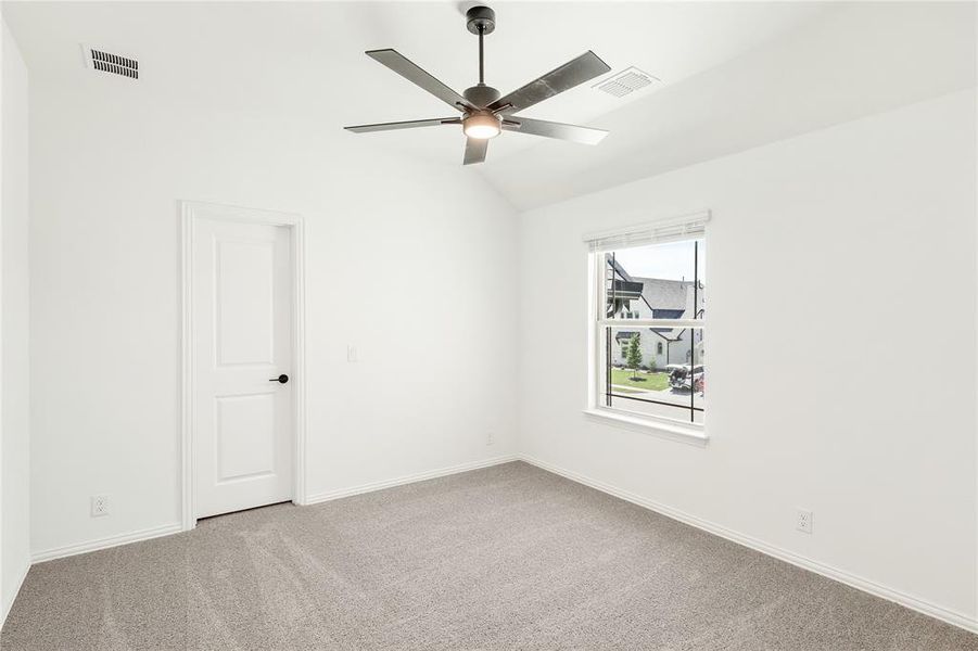 Spacious, unfurnished interior of a new home in Chaparral Park, Oak Point (Image 29).