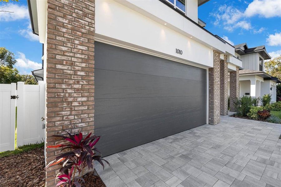 Exterior details and patio area of a home in , Orlando (Image 4).