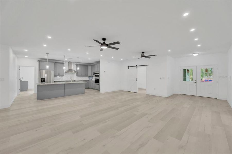 Spacious, unfurnished interior of a new home in , Dade City (Image 43).