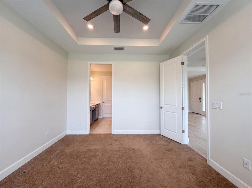 Spacious, unfurnished interior of a new home in , Sarasota (Image 11).