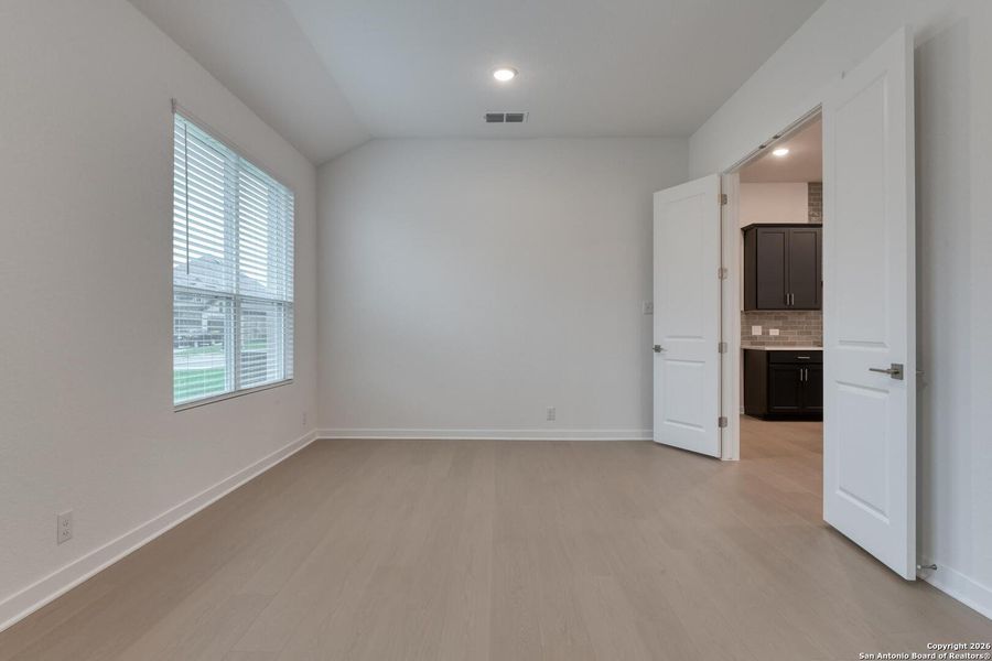 Spacious, unfurnished interior of a new home in , Schertz (Image 32).