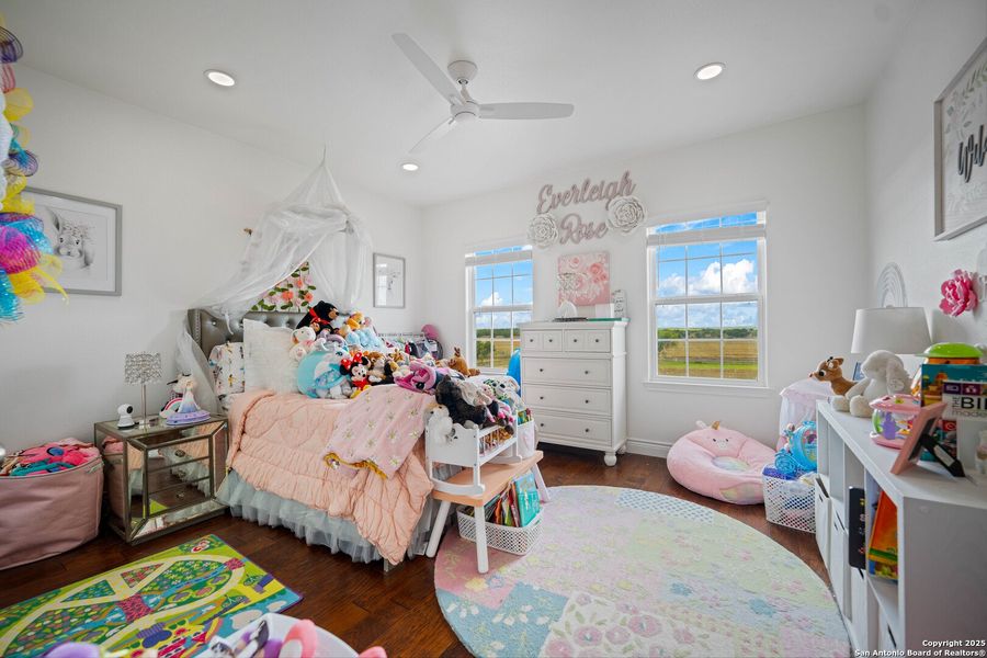 Furnished interior view inside a new home in , Kenedy (Image 45).