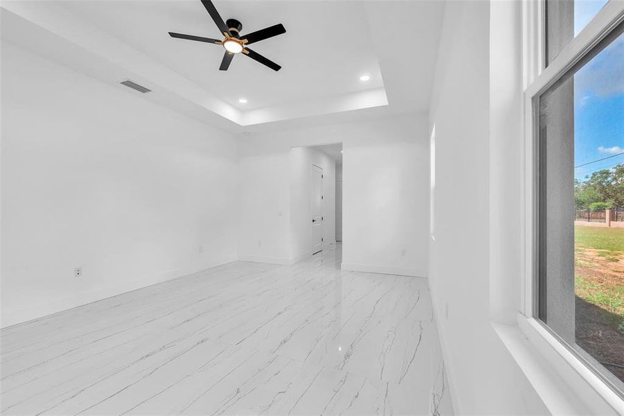 Spacious, unfurnished interior of a new home in , Thonotosassa (Image 23).
