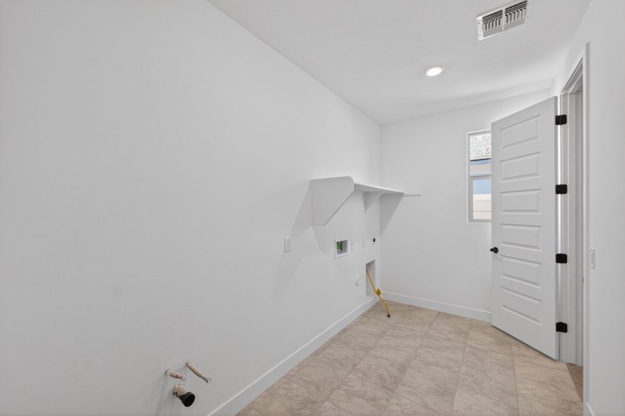 Spacious, unfurnished interior of a new home in Artisan at Asante, Surprise (Image 26).