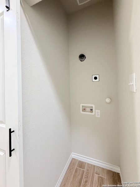 Spacious, unfurnished interior of a new home in , Natalia (Image 21).