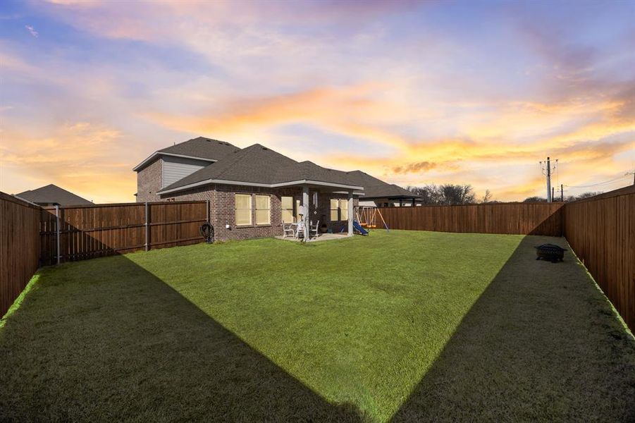 Exterior details and patio area of a home in Rolling Ridge, Van Alstyne (Image 21).