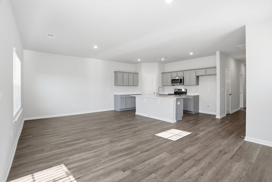 Spacious, unfurnished interior of a new home in Towns at Lake Greenwood, Greenwood (Image 13).