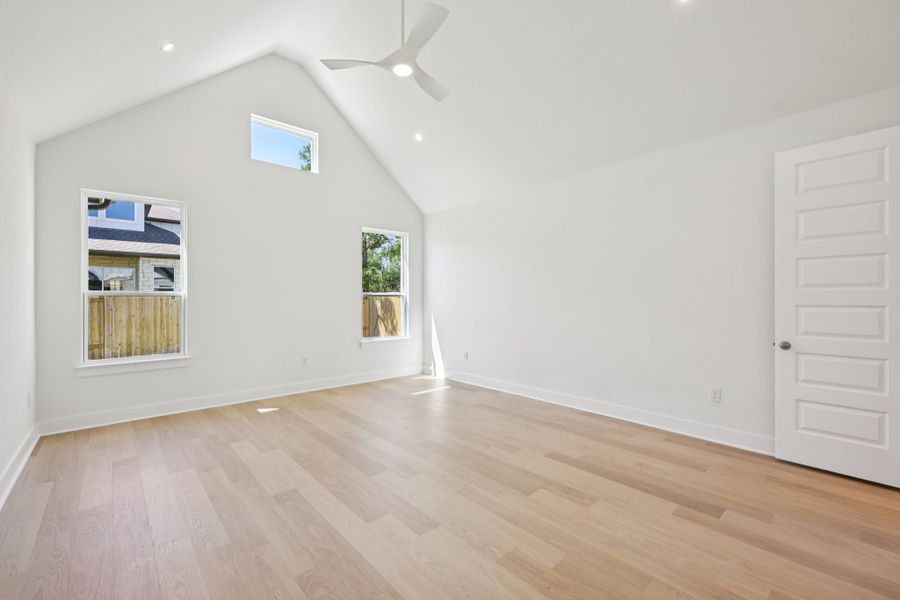 Spacious, unfurnished interior of a new home in Persimmon, Buda (Image 14).