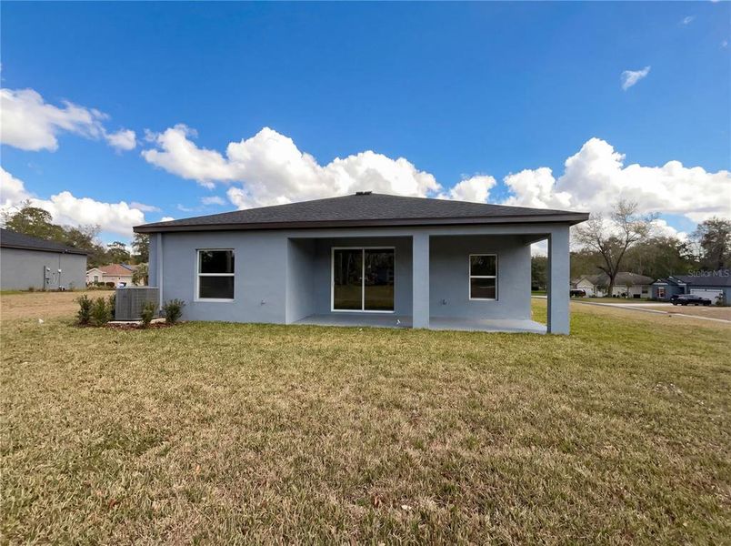 Exterior details and patio area of a home in Grand Park, Dunnellon (Image 4).