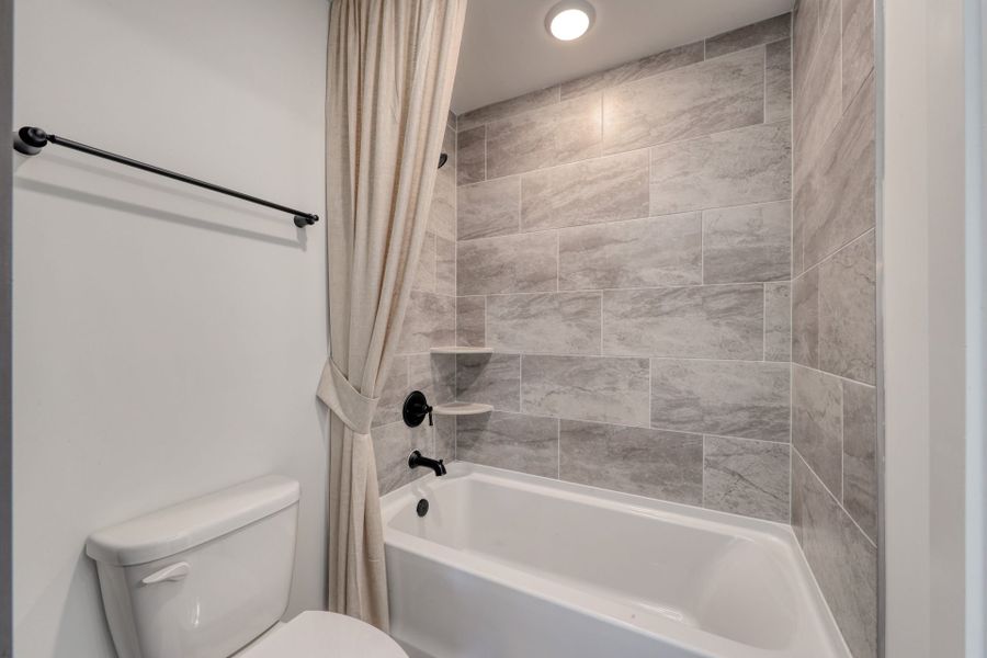 Representative furnished interior of a home built from the Vanderbilt by Pulte Homes in Indigo Bay, Myrtle Beach (Image 15).