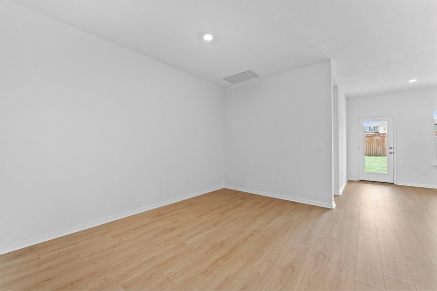 Spacious, unfurnished interior of a new home in Bar W Ranch, Leander (Image 14).