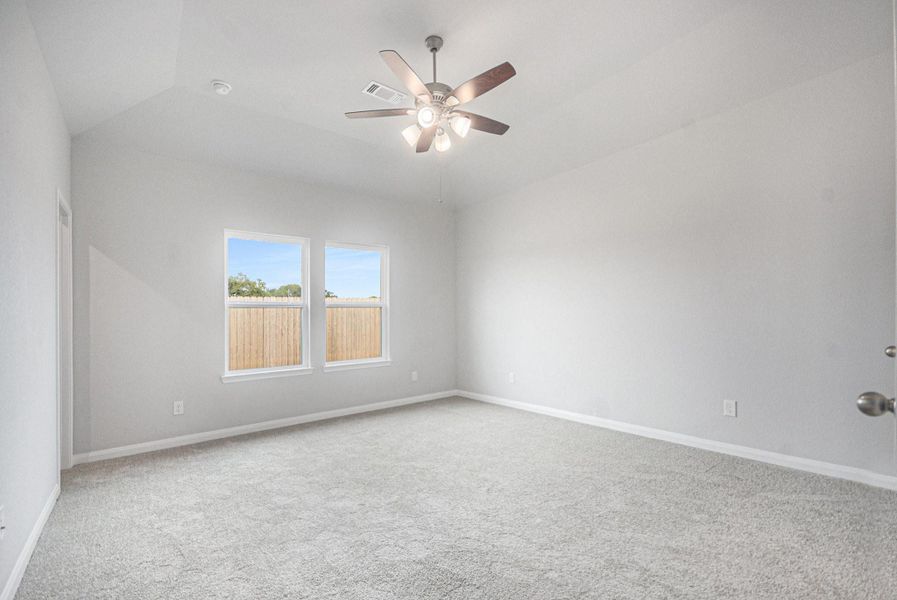 Spacious, unfurnished interior of a new home in , Bay City (Image 19).