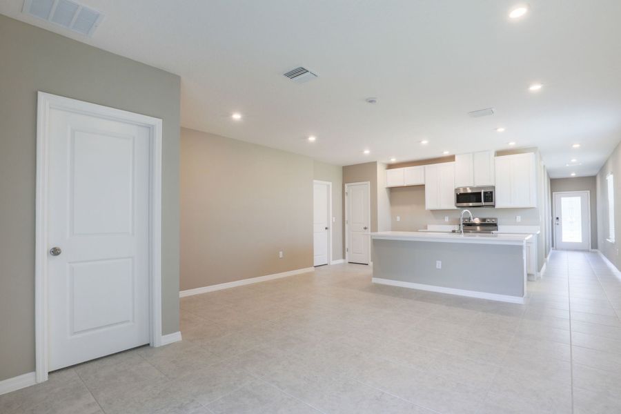 Spacious, unfurnished interior of a new home in Heritage Station, Punta Gorda (Image 6). Spacious, unfurnished interior of a new home in Heritage Station, Punta Gorda (Image 6).