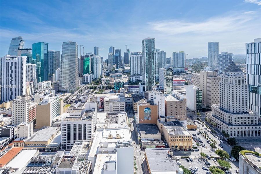 Condo located in Miami, FL showcasing its design and architecture (Image 27).