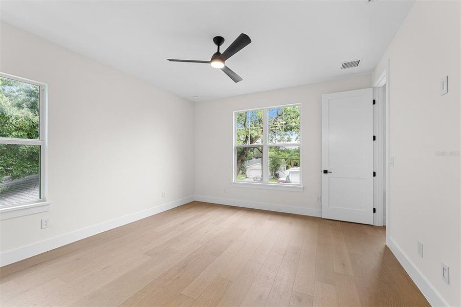 Spacious, unfurnished interior of a new home in , Orlando (Image 25).