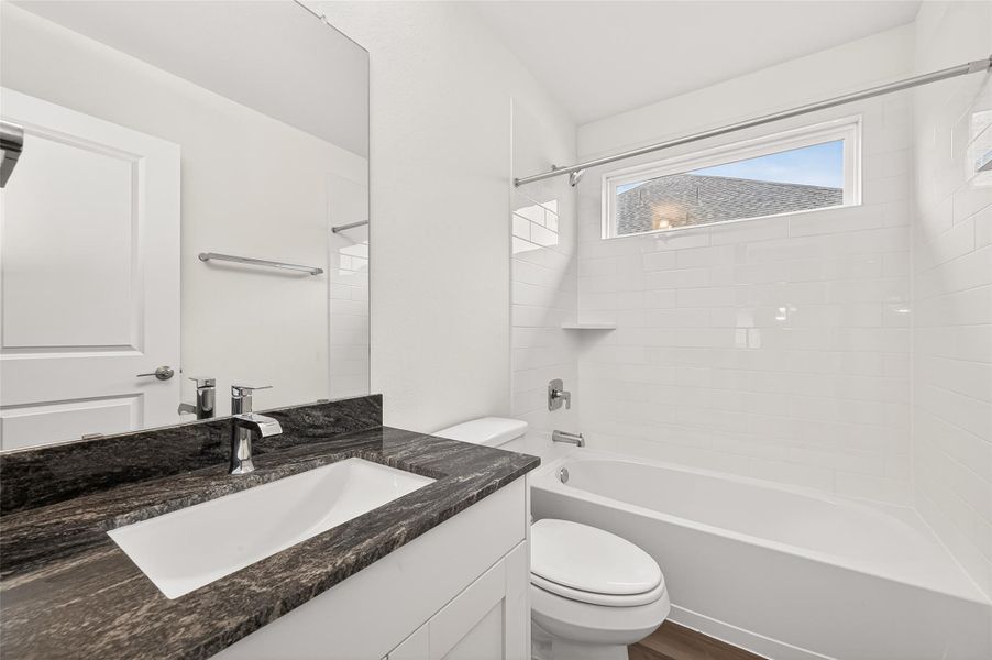 Upstairs Full Bathroom