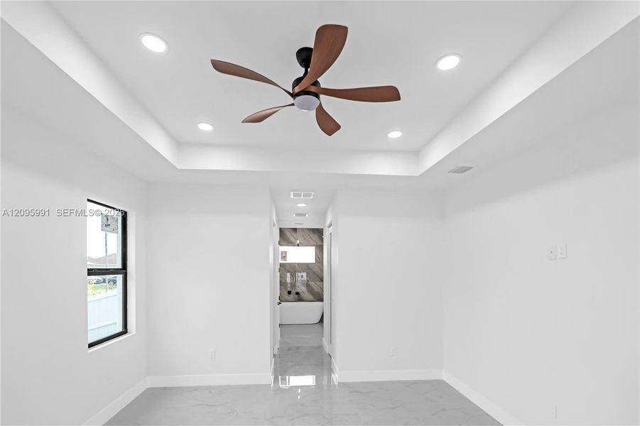 Spacious, unfurnished interior of a new home in , Cape Coral (Image 23).