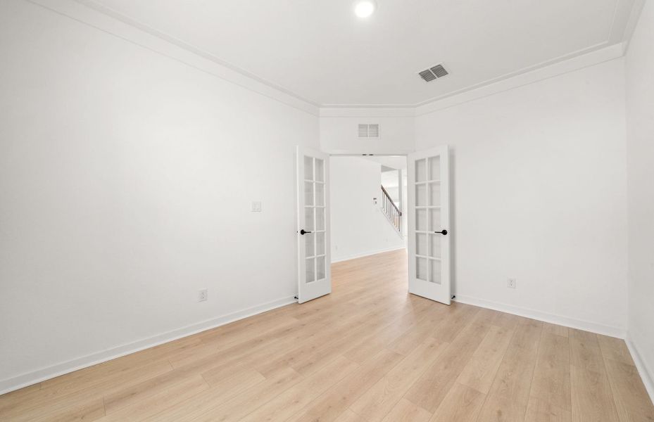 Spacious, unfurnished interior of a new home in Sunfield, Buda (Image 26).