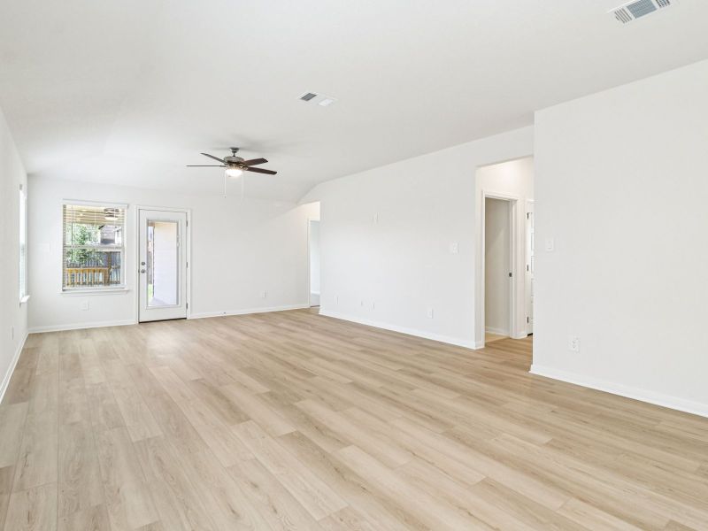 Spacious, unfurnished interior of a new home in Lark Canyon, New Braunfels (Image 19).