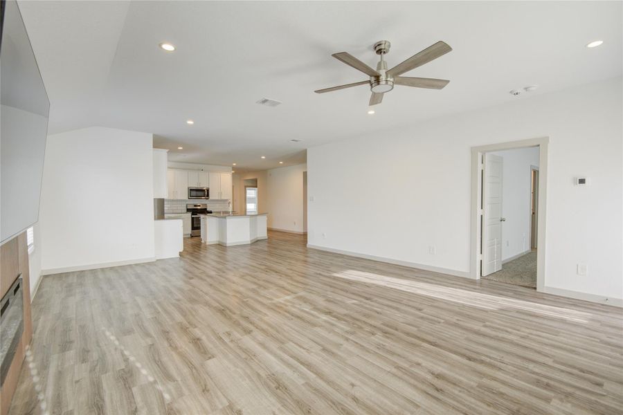 Spacious, unfurnished interior of a new home in , Rosharon (Image 17).
