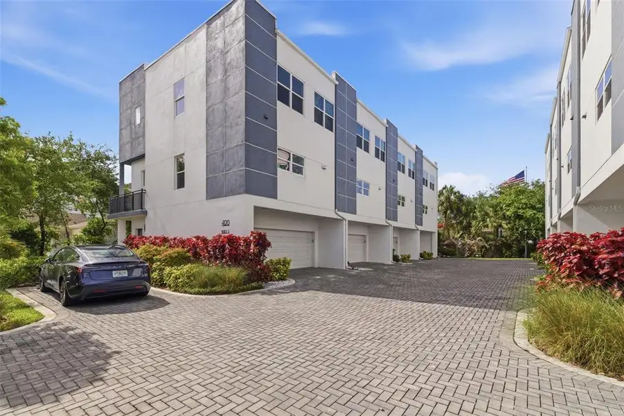 Condo located in Tampa, FL showcasing its design and architecture (Image 4).