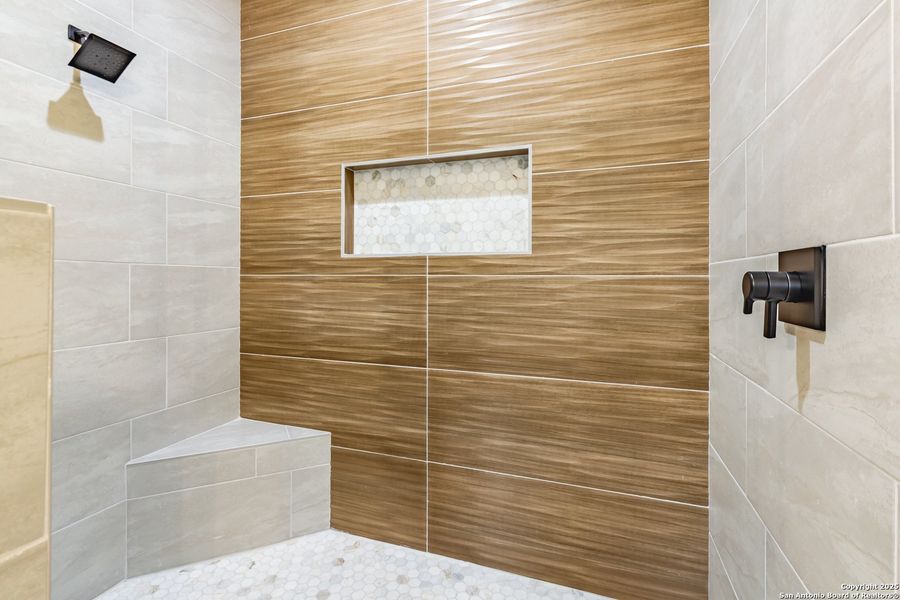 Furnished interior view inside a new home in , La Vernia (Image 32).