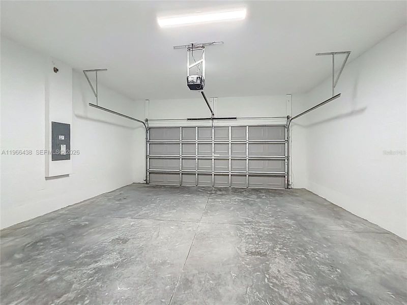 Spacious, unfurnished interior of a new home in , Citrus Springs (Image 17).