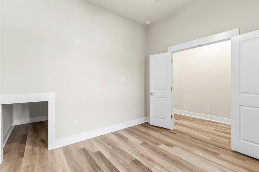 Spacious, unfurnished interior of a new home in , Sherman (Image 21).